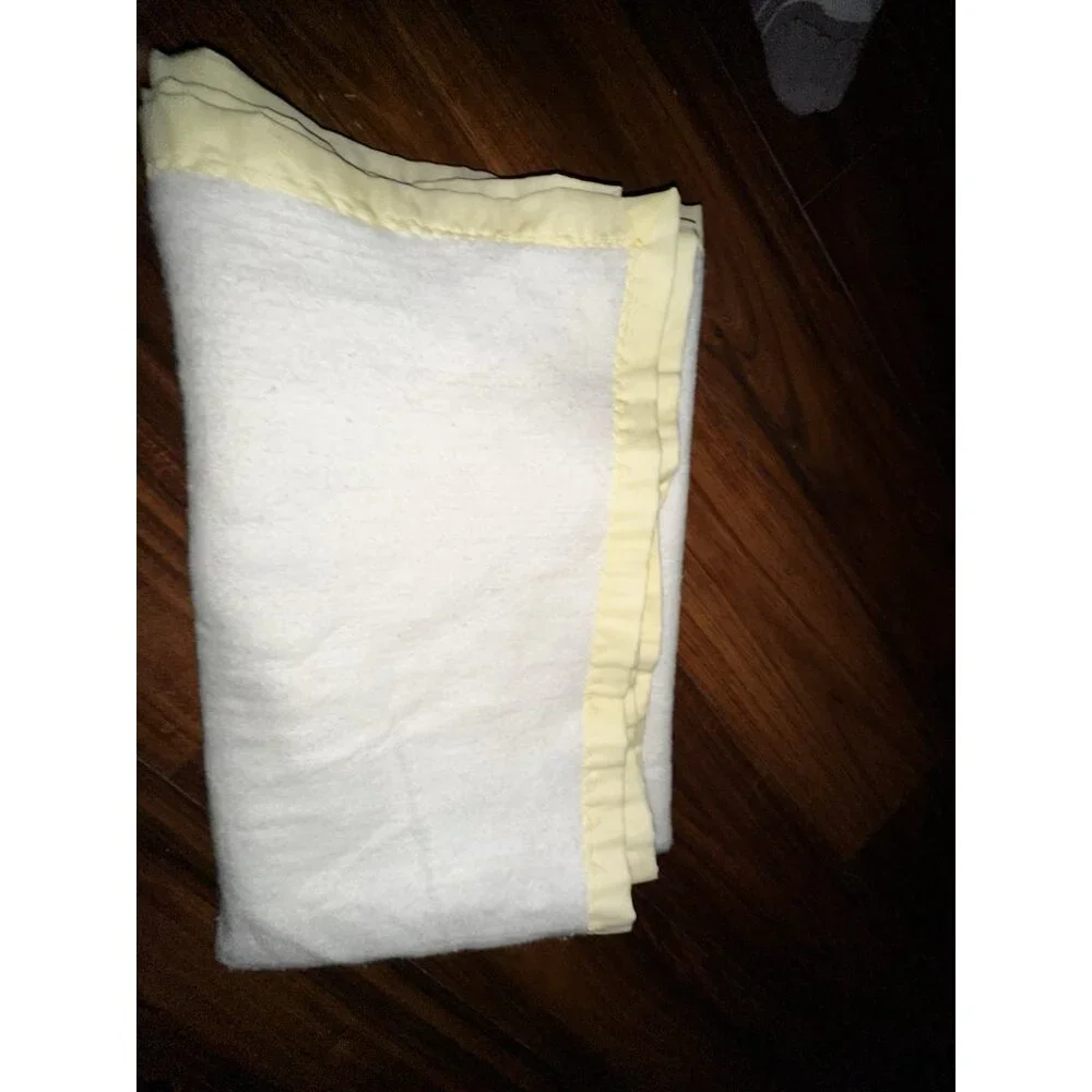 Vtg‎ Chatham Pale Yellow Acrylic Baby Crib Blanket Satin Trim Lovey 30 X 40 USA